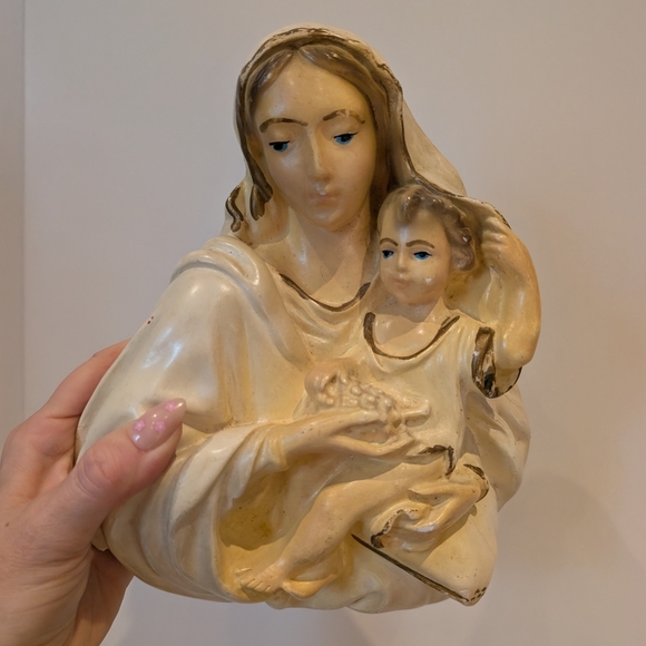 Vintage Chalkware Madonna And Child Ceam and Tan Religious Wall Plaque - Picture 2 of 7